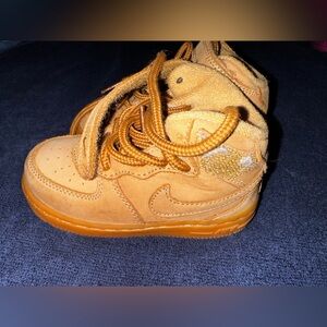 Nike tennis shoes for boys and girls in tan zize 7c